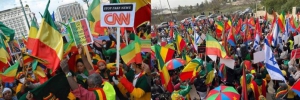 الإثيوبيون وأصدقاء إثيوبيا ينظمون مظاهرة سلمية في إسرائيل أمام السفارة الأمريكية