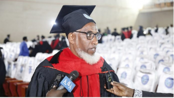 رجل يبلغ من العمر 70 عامًا يتخرج بدرجة الماجستير من جامعة في إثيوبيا