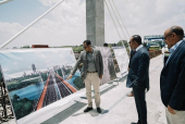 رئيس الوزراء يقوم بجولة تفقدية على سير أعمال بناء الجسر على نهر النيل