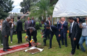 وزير الخارجية الروسي يقوم بزراعة  شتلات في أديس أبابا