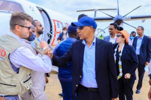 السفيرة جاكوبسون تصل إلى مدينة غودي بإقليم الصومال