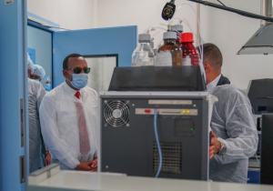 رئيس الوزراء يزور مجمع صيدال لصناعة الأدوية في الجزائر العاصمة