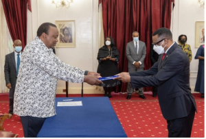 سفير إثيوبيا لدى كينيا يقدم أوراق اعتماده إلى الرئيس الكيني