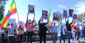 جامعة أديس أبابا تنظم احتجاجًا أمام السفارة الأمريكية