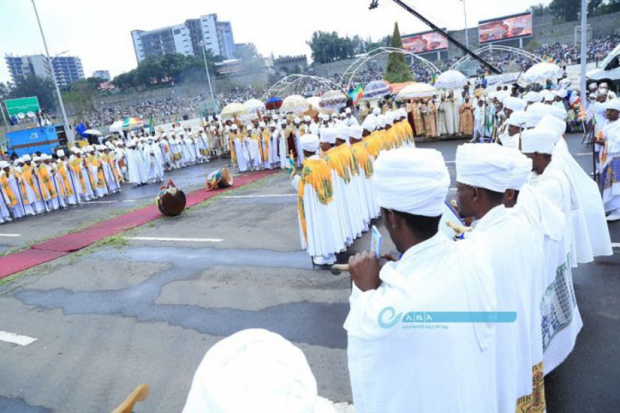 الإثيوبيون الأرثوذكس يحتفلون بعيد الصليب في أنحاء البلاد بشكل بهيج