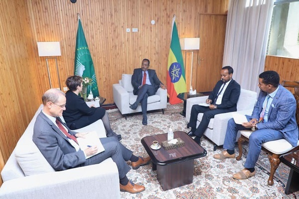 State Minister Redwan Hussein Discusses with US Chargé d’Affaires About Current Situations